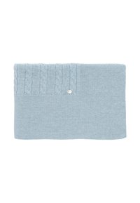 Tejido de punto azul claro con patrón de trenzas y textura suave; presenta un acento de botón. Forma rectangular con diseños de puntadas variadas.