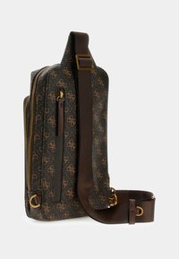La borsa a spalla con motivo marrone presenta un design a monogramma, materiale testurizzato, accessori in oro e una tracolla marrone removibile.