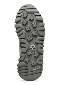 Sole in gomma grigia con tappi a forma di stella, scanalature testurizzate e un logo, progettata per offrire aderenza e trazione su diverse superfici.