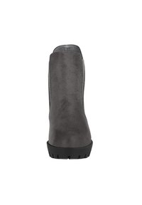 Stivaletto in suede grigio con punta rotonda, suola piatta in gomma nera e design minimalista. Presenta dettagli laterali cuciti.