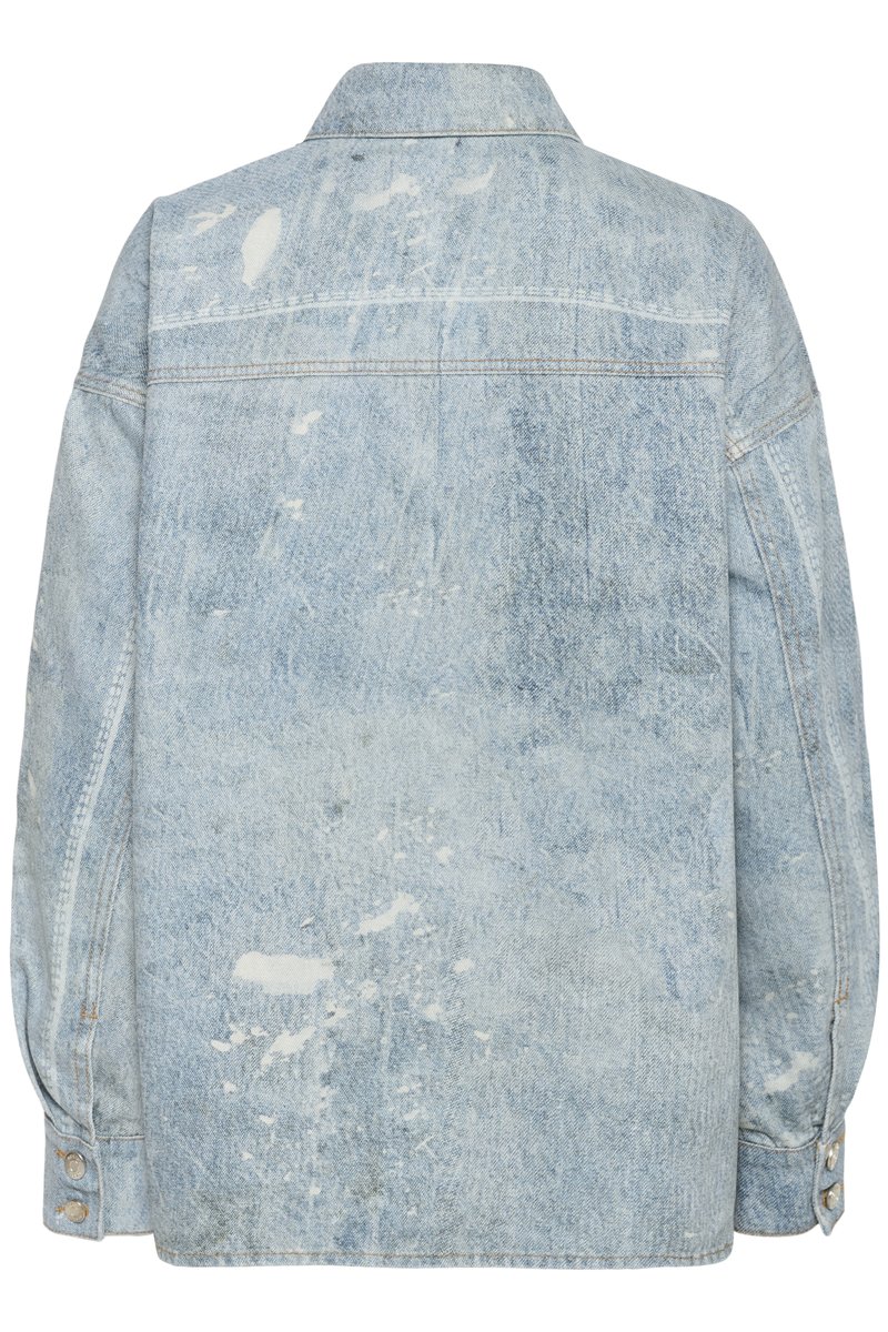 Veste en denim bleu clair à coupe décontractée, présentant des zones décolorées et des détails usés. Dispose d'un col classique et de poignets à boutons.