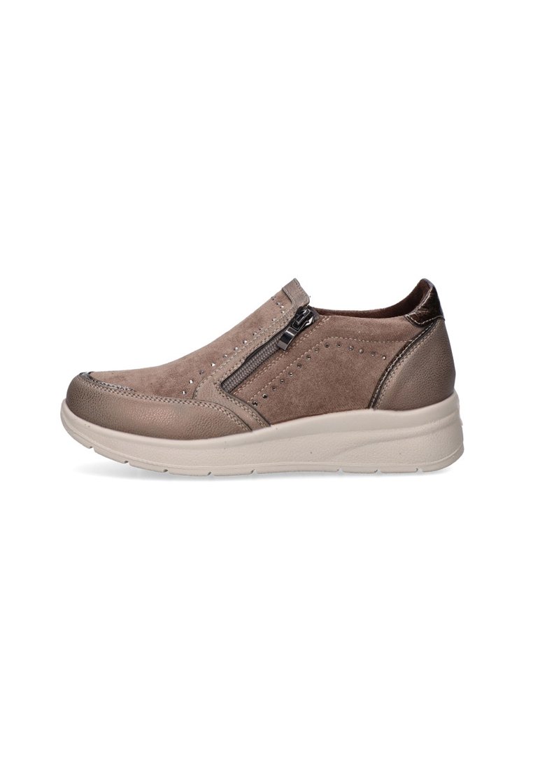 Zapatos sin cordones de ante marrón con cremallera lateral, que presentan un acento liso, detalles perforados y una suela de goma ligera.