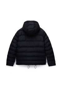 Schwarze gesteppte Jacke mit Kapuze, langen Ärmeln, horizontalen Nähten und verstellbaren Kordeln am unteren Saum, von hinten gezeigt.
