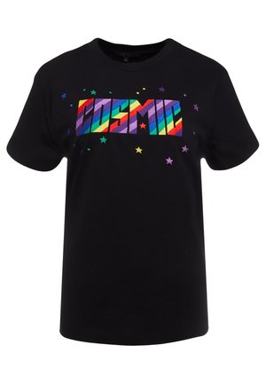 Sort kortærmet t-shirt med farverig regnbuestribet "COSMIC" tekst og flerfarvede stjerner spredt rundt om teksten foran.