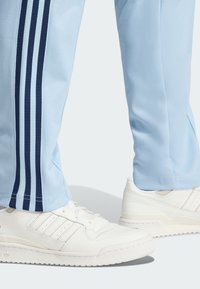 CLASSIC TP - Jogginghose - clear sky   night indigo