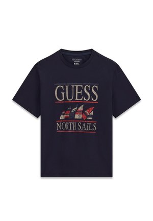 Camiseta azul marino de manga corta con los textos "GUESS" y "NORTH SAILS", con tres gráficos estilizados de veleros en rojo, blanco y azul.