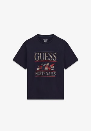 Granatowy t-shirt z krótkim rękawem z napisami "GUESS" i "NORTH SAILS", z trzema stylizowanymi grafikami żaglówek w kolorach czerwonym, białym i niebieskim.