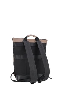 Mochila con un cuerpo de malla negra y acentos beiges, doble correa negra y un asa en la parte superior. Textura suave con elementos de diseño minimalista.