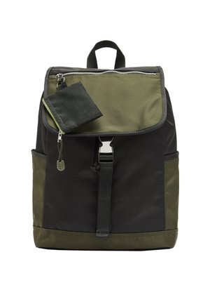 Plecak z oliwkowozielonym klapą i bokami, czarnym korpusem, paskiem z klamrą z przodu, przednią kieszenią na zamek oraz małą przymocowaną saszetką.