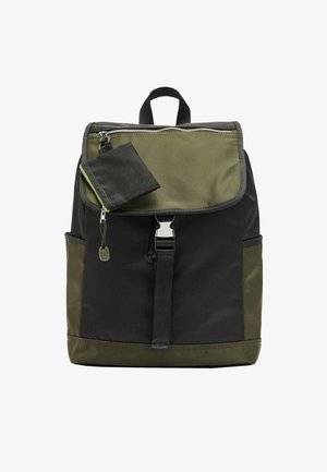 Plecak z oliwkowozielonym klapą i bokami, czarnym korpusem, paskiem z klamrą z przodu, przednią kieszenią na zamek oraz małą przymocowaną saszetką.