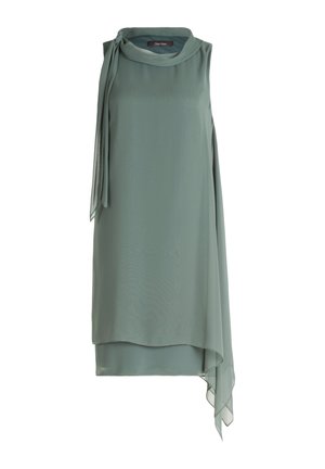 Blouse sans manches en chiffon vert clair, présentant un détail drapé sur le côté et un col arrondi. Le tissu doux et fluide accentue le mouvement.