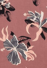 Stoff mit einem rosa Hintergrund, der große, abstrakte Blumenmuster in Marineblau, Weiß und zartem Pfirsich sowie dunklen grünen Blättern zeigt.