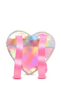 Nahrbtnik v obliki srca iz holografskega materiala z roza naramnicami in modrim akcentom. Gladka tekstura in sijoč zaključek poudarjata oblikovanje.