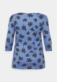 Top azul com padrão de bolinhas e elementos florais pretos. Mangas longas e decote arredondado. Textura de tecido suave.