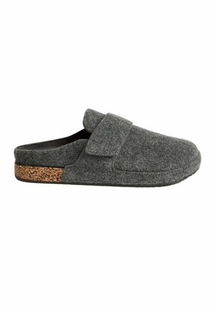 Grauer Filz-Slipper mit verstellbarem Riemen und Korkabsatz, für drinnen Komfort und einfaches Anziehen konzipiert.