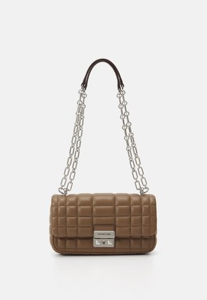 Bolso marrón de cuero acolchado con correa de cadena plateada y cierre rectangular plateado grabado con el logo de Michael Kors.