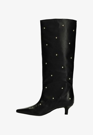 Schwarze kniehohe Stiefel aus Leder mit spitzen Zehen, verziert mit einem glänzenden goldenen Nietenmuster und einem niedrigen Kittenabsatz für zusätzlichen Komfort.