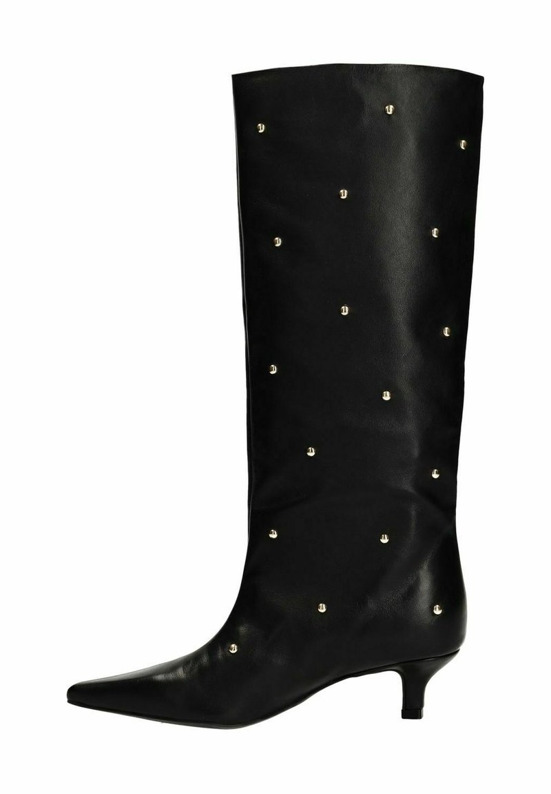Zwarte leren kniehoge laarzen met een spitse neus, voorzien van gouden studs gelijkmatig over de schacht verdeeld en een lage, kitten heel.