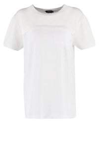 Maglietta a maniche corte bianca con fronte uniforme, pannello superiore testurizzato, colletto rotondo e taschino sul petto sinistro. Tessuto liscio.