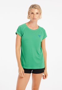 Grön atletisk t-shirt med korta ärmar, rund halsringning och blå logotyp på bröstet. Tillverkad av lätt och glatt tyg.