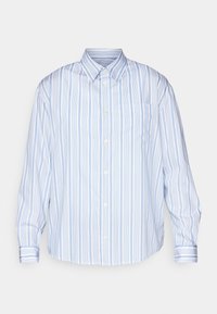Světle modrá košile na knoflíky s vertikálními bílými pruhy, dlouhými rukávy, špičatým límcem a jednou náprsní kapsou. Hladká textura látky.