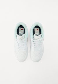 Sneaker bianche con tomaia in pelle liscia, punta perforata e dettagli in azzurro chiaro. Allacciate con lacci piatti, con etichette all'interno.