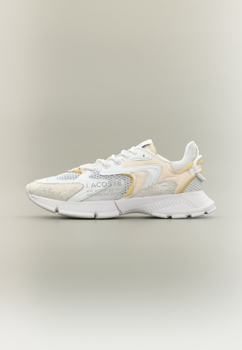 Fehér sportcipő hálós és velúr részletekkel, sárga és szürke dizájn elemekkel. Feliratozva a márkanevével és a modell részleteivel. Gumi talp.