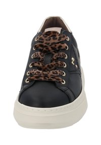 Sneaker in pelle nera con lacci a stampa leopardata, occhielli dorati e una suola spessa bianca. Punta arrotondata, colletto imbottito e accenti testurizzati.