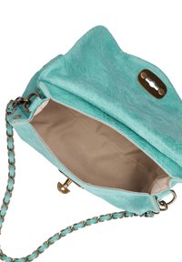Borsa turchese con esterno testurizzato, dettagli in metallo dorato e tracolla a catena; aperta che mostra un rivestimento interno beige.