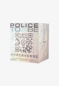 Eau de parfum doos met holografische afwerking, heeft een schedelontwerp QR-code, zilveren tekst "POLICE TO BE HYPERVERSE," 40 ml, 1,35 fl oz.