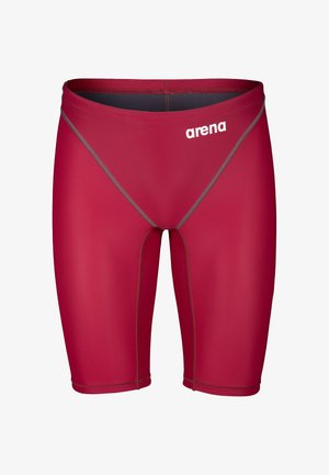 Bañadores tipo jammer para hombre de color rojo hasta la rodilla, con costuras grises y el logo "arena" en la parte delantera izquierda de la cintura.