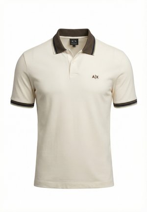 Polo a maniche corte color crema con colletto e bordo delle maniche marrone scuro, chiusura a due bottoni e piccolo logo "A|X" sul petto a sinistra.