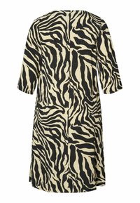 Beige ja mustriba zebra-mustriga kleit, millel on lühikesed varrukad, vabalt langev lõige ja küljesagedused liikuvuse hõlbustamiseks. Sile tekstuur.