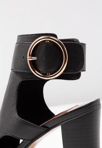 River Island Korolliset sandaalit - black