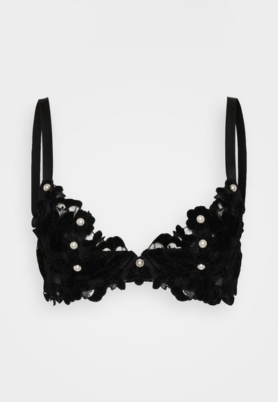 Črni čipkasti nedrček z rožnim vezenjem, okrašen z belimi biseri, s prilagodljivimi naramnicami in trikotnim krojem skodelic.