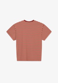 Τιράντα κοντού μανικιού με οριζόντιες κόκκινες και μπεζ ρίγες, εμφανισμένη από το πίσω μέρος σε άσπρο φόντο.