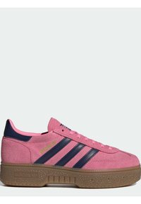 Ροζ σουέντ αθλητικό παπούτσι με υφασμάτινη επιφάνεια, ναυτικές ρίγες και χρυσές λεπτομέρειες με λογότυπο. Διαθέτει παχιά σόλα από καουτσούκ σε φυσικό χρώμα.