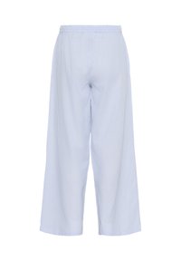 Pantaloni a zampa d'elefante a righe azzurro chiaro e bianchi con elastico in vita, realizzati in un tessuto morbido e leggero, caratterizzati da un taglio dritto.