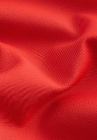 Rode stof met een gestructureerd ribbelpatroon, met een soepele, zachte textuur en een rijke, levendige kleur.