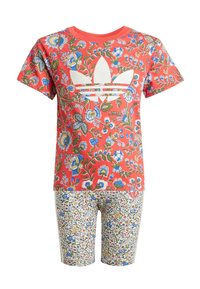 Röd T-shirt med blommönster och vit Adidas-logotyp, tillsammans med ljusa shorts med ett litet blommönster. I bomull, kort ärm.