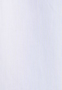 Lichtblauw en wit gestreepte stof met smalle, gelijkmatig verdeelde verticale strepen, een gladde textuur en een uniforme weefpatroon.