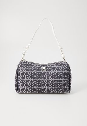 DKNY skulderveske laget av mønstret stoff i marineblått og hvitt med et sølvfarget logo, strukturert form og en hvit stropp med metallaksenter.