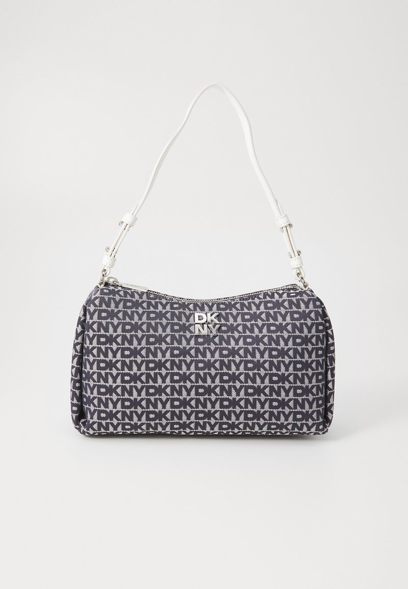 Τσάντα ώμου DKNY φτιαγμένη από υφασμάτινη ύλη με σχέδιο σε ναυτικό μπλε και λευκό, με ασημένιο λογότυπο, δομημένο σχήμα και λευκή strap με μεταλλικά αξεσουάρ.