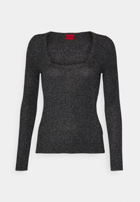 Mustan pitkähihaisen ribbipuseron, jossa on hopeakiiltoa ja neliömäinen pääntie. Puserossa on pieni punainen HUGO -logotagi kauluksessa.