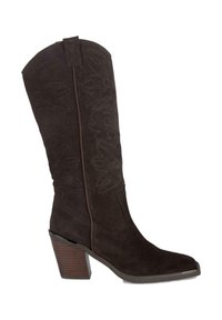 Stivale da cowboy in suede marrone scuro con gambale alto, punta affusolata, cuciture decorative, cerniera laterale e un tacco in legno chunky.