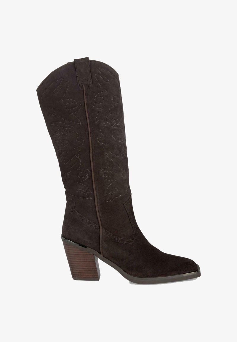 Stivale da cowboy in suede marrone scuro con gambale alto, punta affusolata, cuciture decorative, cerniera laterale e un tacco in legno chunky.