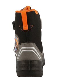 Černá kotníková bota z plátna s oranžovými akcenty, šedou gumovou podrážkou, šedými a stříbrnými detaily a grafickým motivem na boku.