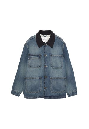 Denimjakke i lyseblå med mørkeblå krave, fire forlommer, knaplukning og lange ærmer. Har en afslappet pasform og klassisk design.