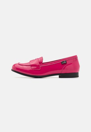 Mocassini in pelle verniciata fucsia con punta arrotondata, cinturino decorativo e tacco nero basso. Presentano dettagli di cucitura e etichetta del marchio.
