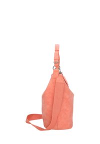 Sac seau en cuir suédé rose corail avec bandoulière ajustable et quincaillerie en métal argenté, présenté de profil sur fond blanc.